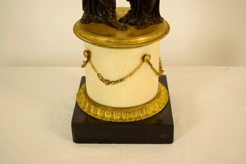 Chandelier à trois lumières en bronze ciselé et doré avec figures féminines - 