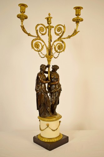 Antiquités - Chandelier à trois lumières en bronze ciselé et doré avec figures féminines