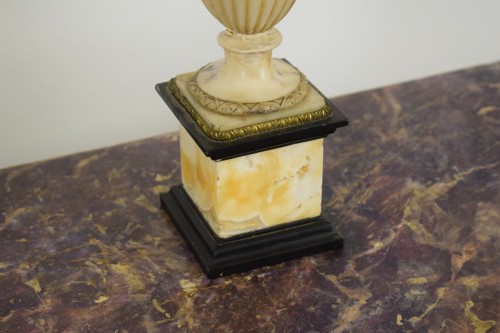 Paire de candelabrés à trois lumières en bronze doré avec vase en albâtre - Brozzetti Antichità