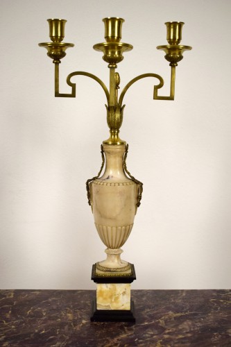 Louis XVI - Paire de candelabrés à trois lumières en bronze doré avec vase en albâtre