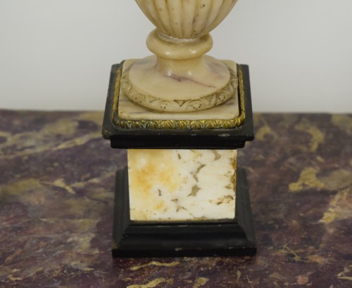 Antiquités - Paire de candelabrés à trois lumières en bronze doré avec vase en albâtre
