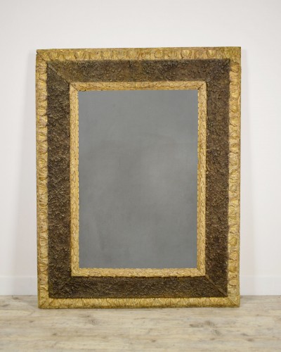 Miroir italien du XVIIe siècle en bois sculpté et doré avec motif rocheux - Miroirs, Trumeaux Style 