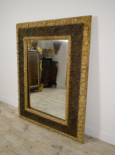 Miroir italien du XVIIe siècle en bois sculpté et doré avec motif rocheux - 