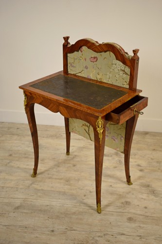 Table à écrire à écran en bois et bronzes dorés, France XVIIIe siècle - Louis XV