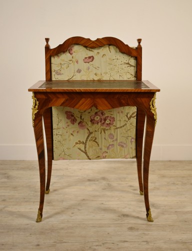 Louis XV - Table à écrire à écran en bois et bronzes dorés, France XVIIIe siècle