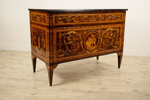 18th century, Italian Neoclassical Inlaid Rosewood Chest of Drawers  - Furniture Style Louis XVI