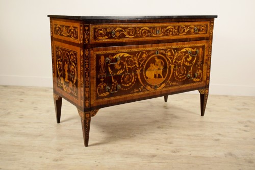 Commode néoclassique marquetée, plateau en marbre, Italie, fin XVIIIe siècle - Mobilier Style Louis XVI