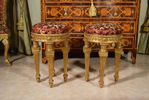 Paire de tabourets néoclassiques en bois sculpté et doré, Italie, XVIIIe siècle - Sièges Style Louis XVI