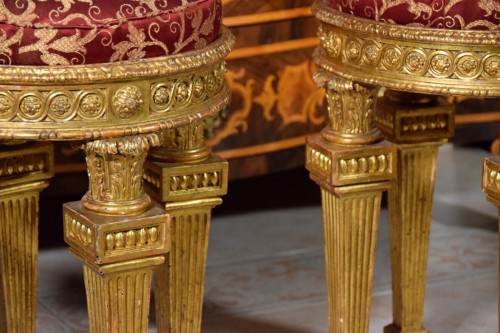 Antiquités - 18th Century, Pair of Italian Neoclassical Carved Giltwood Stools 