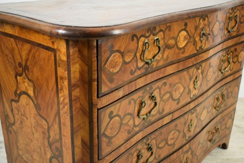 Commode italienne en bois d’olivier et marquetée, XVIIIe siècle - Louis XV