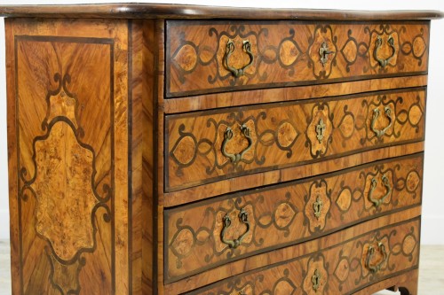 Louis XV - Commode italienne en bois d’olivier et marquetée, XVIIIe siècle