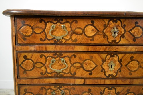 Antiquités - Commode italienne en bois d’olivier et marquetée, XVIIIe siècle