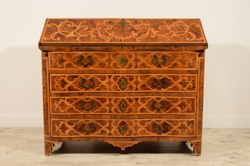 Commode avec rabat en bois pavé et marqueté, Italie, début XVIIIe siècle - Mobilier Style Régence