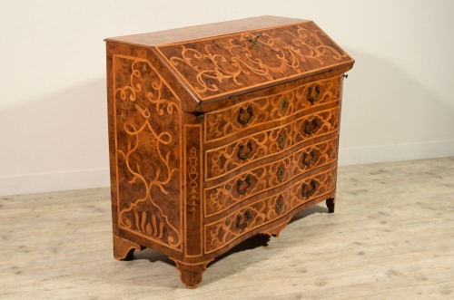 Mobilier Bureau et Secrétaire - Commode avec rabat en bois pavé et marqueté, Italie, début XVIIIe siècle