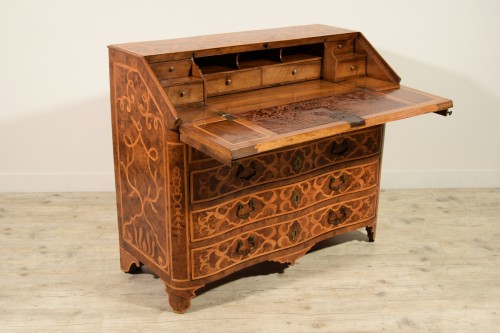 XVIIIe siècle - Commode avec rabat en bois pavé et marqueté, Italie, début XVIIIe siècle