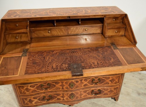 Commode avec rabat en bois pavé et marqueté, Italie, début XVIIIe siècle - Régence