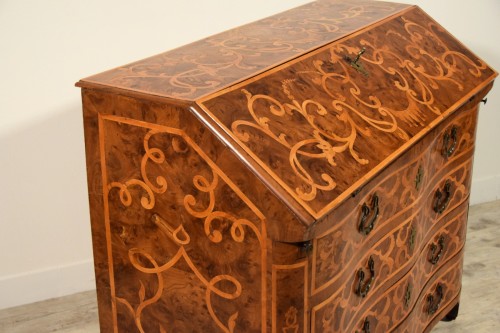 Antiquités - Commode avec rabat en bois pavé et marqueté, Italie, début XVIIIe siècle