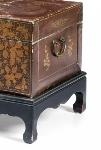 20th century, China lacquered and golden wood Trunk - Asian Works of Art Style 