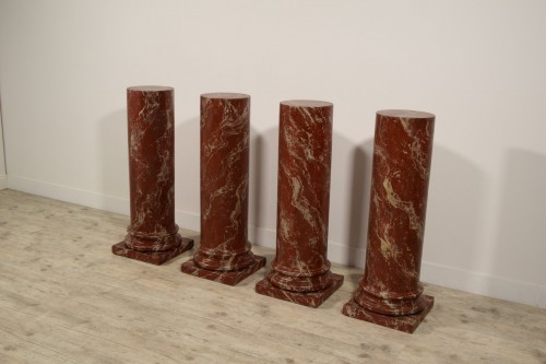 Antiquités - Quatre colonnes en bois laqué en faux marbre Rosso di Verona, XIXe siècle