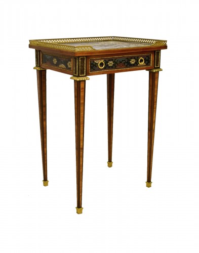 Table d'appoint en bois et laque à décor de chinoiserie, France XIXe siècle
