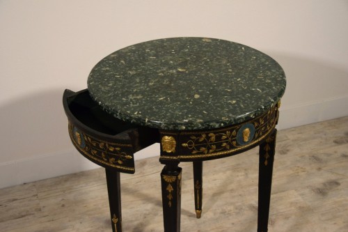 XVIIIe siècle - Table de salon en bois sculpté et laqué, néoclassique italien du XVIIIe siècle