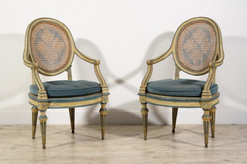 Paire de fauteuils néoclassiques en bois sculpté et laqué, Italie fin XVIIIe - Sièges Style Louis XVI