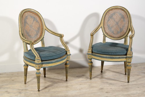 XVIIIe siècle - Paire de fauteuils néoclassiques en bois sculpté et laqué, Italie fin XVIIIe