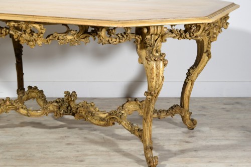 Table de centre en bois sculpté, laqué et doré, Italie 18e siècle - 