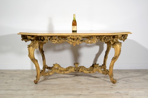  - Table de centre en bois sculpté, laqué et doré, Italie 18e siècle