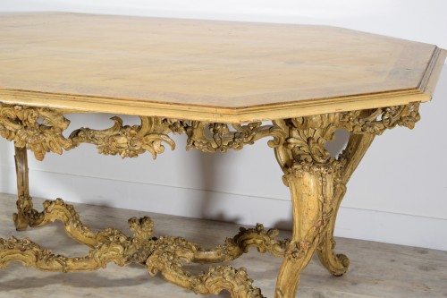 Antiquités - Table de centre en bois sculpté, laqué et doré, Italie 18e siècle