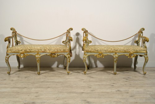 Paire de banquettes baroques en bois sculpté laqué et doré, Rome XVIIIe siècle - Brozzetti Antichità