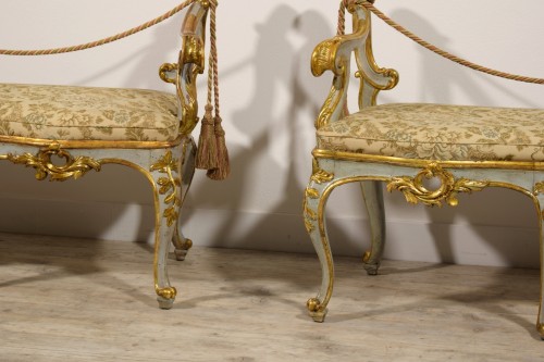 XVIIIe siècle - Paire de banquettes baroques en bois sculpté laqué et doré, Rome XVIIIe siècle