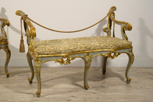 Antiquités - Paire de banquettes baroques en bois sculpté laqué et doré, Rome XVIIIe siècle
