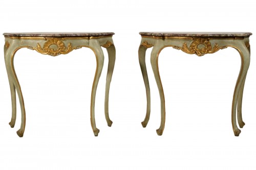 Paire de consoles vénitiennes en bois sculpté, laqué et doré début XIXe
