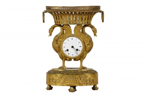 Pendule de table en bronze ciselé et doré, France début du XIXe siècle