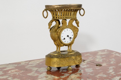 Pendule de table en bronze ciselé et doré, France début du XIXe siècle - Horlogerie Style Empire