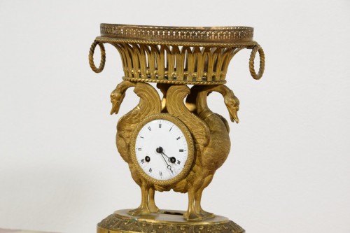 Horlogerie Pendule - Pendule de table en bronze ciselé et doré, France début du XIXe siècle