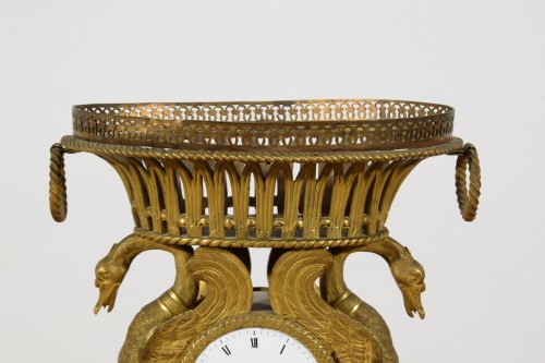 Antiquités - Pendule de table en bronze ciselé et doré, France début du XIXe siècle