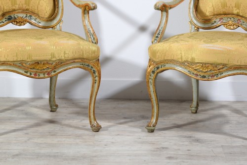 Antiquités - Paire de fauteuils vénitiens en bois laqué et doré, XVIIIe siècle