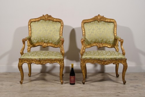 Paire de fauteuils en bois sculpté et doré, Turin XVIIIe siècle - Sièges Style Louis XV