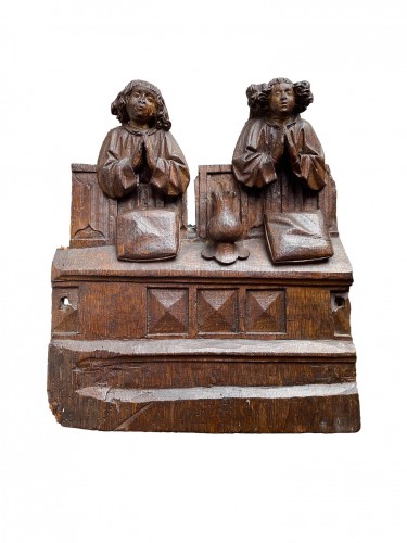 Oak relief with two praying Angels. Antwerp, circa 1520.