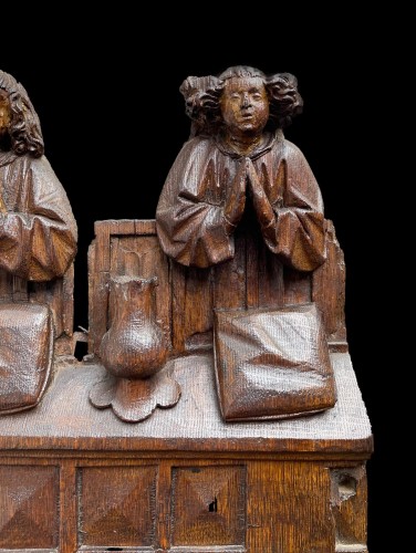 Oak relief with two praying Angels. Antwerp, circa 1520. - 