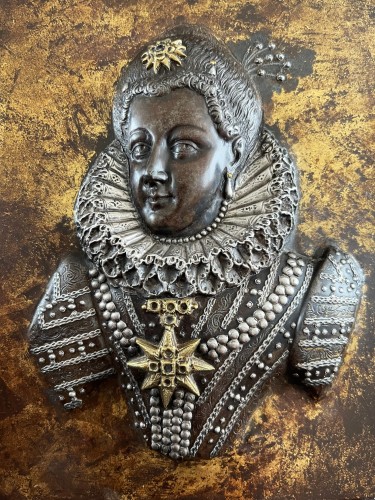 Plaque en fer repoussé début XVIIe siècle, attribué à Guillaume Dupré - Objets de Vitrine Style 