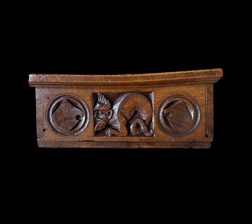 <= 16th century - A walnut marriage casket. Early 16th century