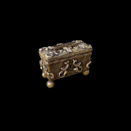 Tronc miniature en cuivre doré, France fin XVIIe siècle - Objets de Curiosité Style 
