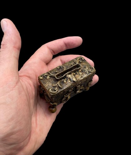 Objets de Curiosité  - Tronc miniature en cuivre doré, France fin XVIIe siècle