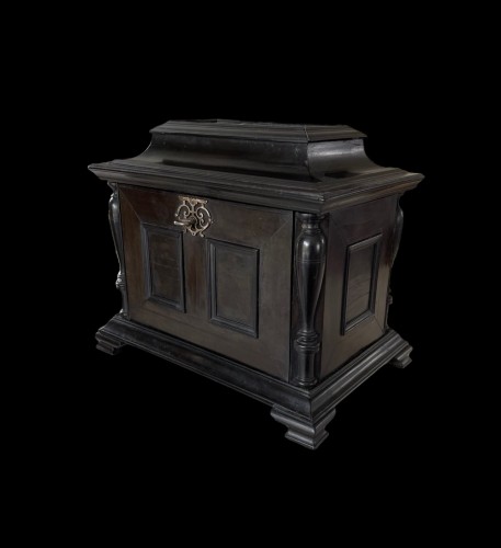Ebony tablet cabinet with silver foil interior. Antwerp 17th century - Furniture Style 