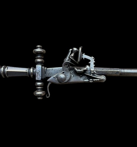 Collections  - Dague en fer avec pistolet à silex. XVIIIe siècle