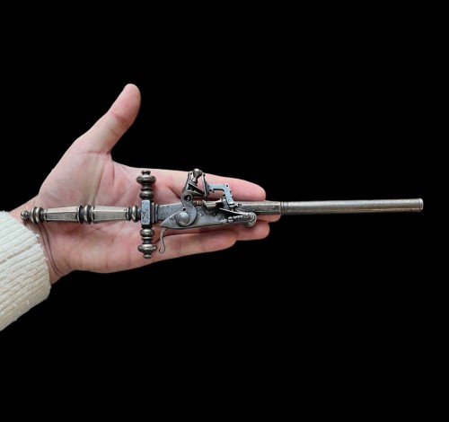 Dague en fer avec pistolet à silex. XVIIIe siècle - 