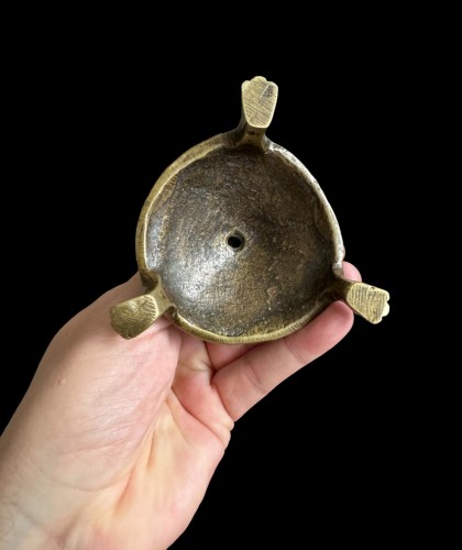 Bougeoir roman en bronze, France vers 1300 - Steven Bouchaert